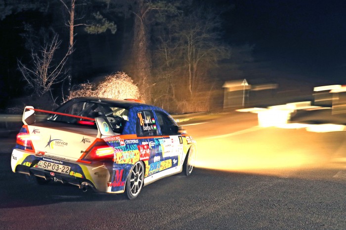 Autószerelők, akik forgatókönyvből dolgoznak 8