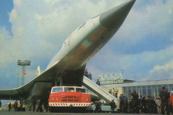 Ez a hatalmas orosz autó húzta a repülőket