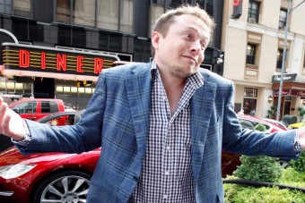 Elon Musk bárkinek fizet százmillió dollárt ezért
