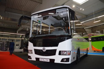 Így néz ki egy teherautóalvázra épített autóbusz