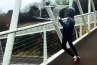 Bevásárlókocsit dobott egy idióta az autópályára