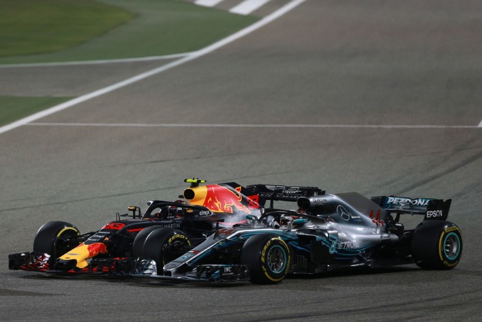 F1: Vettel megvédte a faszfejező Hamiltont