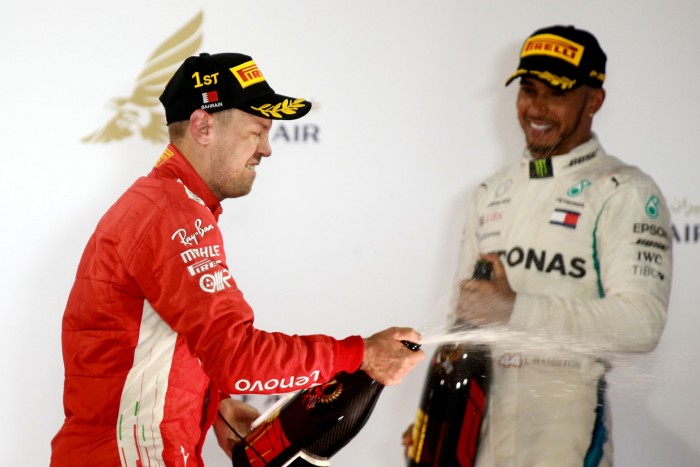 F1: Vettel megvédte a faszfejező Hamiltont 1 | Vezess F1: Vettel megvédte a faszfejező Hamiltont 1