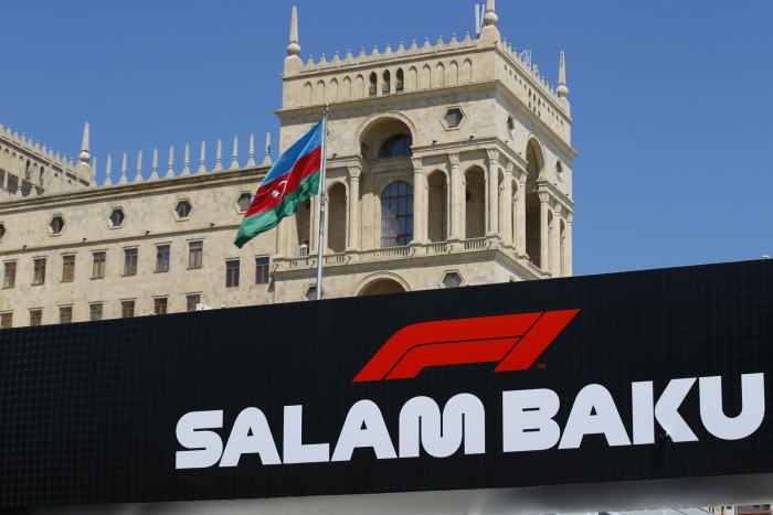 F1: Bottas az élen, Verstappen a falban