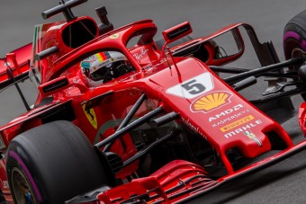 F1: Vettel az élen, az újonc autót tört