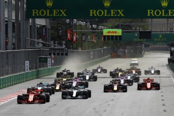 F1: Hamilton nyerte a bakui káoszfutamot