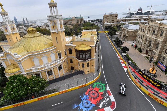 F1: Hamilton Bakuban sem bírt Vettellel 2