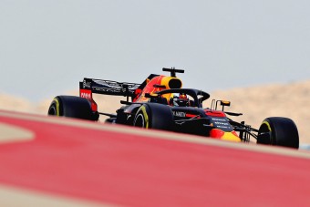 F1: Ricciardo az élen, Verstappen lerobbant