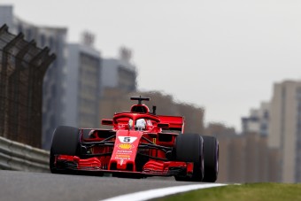 F1: Lángolt a Red Bull, küszködött a Merci