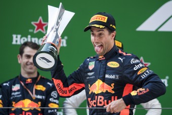 F1: Ricciardo leiskolázta a mezőnyt Kínában