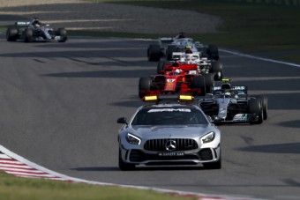 F1: Vettel szerint belenyúltak a versenybe