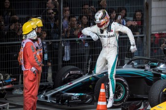 F1: Ezért nem cserélt kereket Hamilton