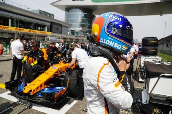 F1: Alonso májusig a tavalyi McLarennel versenyez