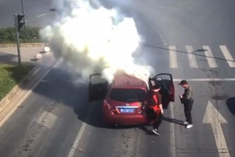 Megpakolta az autót tűzijátékkal, aztán rágyújtott - Látványos videó