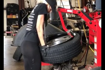 Hogy reagálnál, ha ő cserélné a gumidat?