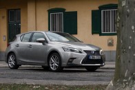 Modern és tele elektronikával, mégis simán futott 1,6 millió kilométert ez az autó 4 Modern és tele elektronikával, mégis simán futott 1,6 millió kilométert ez az autó 4