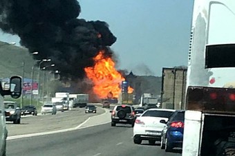 68 tonnás tartálykocsi szabadult el, és pont nekihajtott egy benzinkútnak