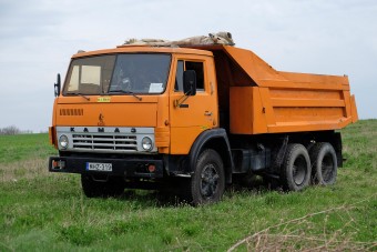 Az útépítések narancssárga mindenese: КамАЗ 55111
