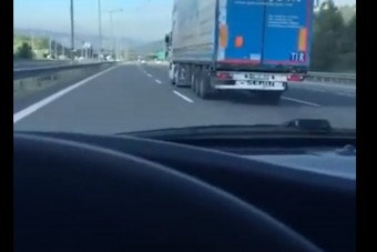 Élőben videózta a kamionos ahogy feltartják, eldurrant az agya az idegtől
