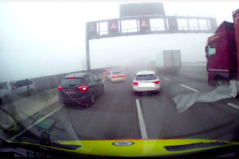 Videón, ahogy az M0-son satufékez a szirénázó mentő előtt egy audis