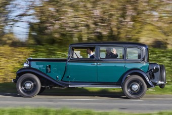 Ez egy 1933-as autó. És tényleg vezettük