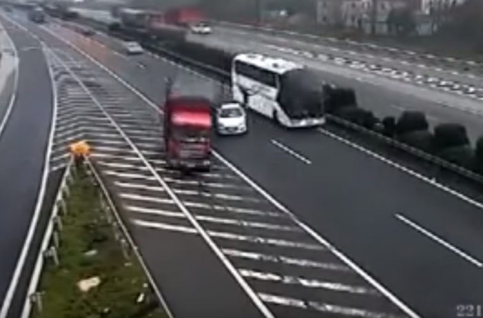 Őrült ostobaságot követett el egy kínai autós