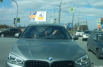 Miért kell a szabálytalanságot még pökhendi bunkósággal is tetézni?