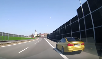 Tróger száguldó autós mutatja meg milyen, ha neki fontos dolga van