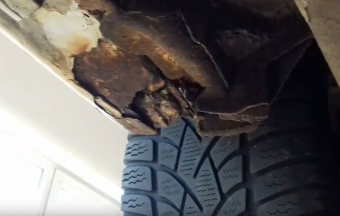 A magyar valóság szomorú bűze árad erről a friss P-rendszámos rohadó Mazdáról