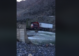 A halál hídján is átment a vakmerő kamionos