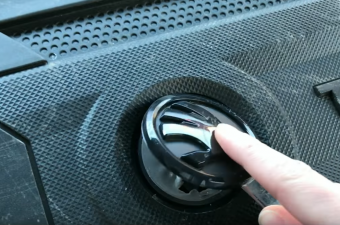 Egyre többen pattintják le a SEAT, Škoda márkajeleket, hátha találnak alattuk valamit