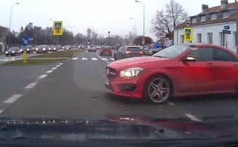 Így okoz balesetet az autós, aki csak néz, de nem lát