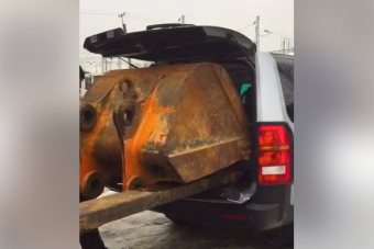 A luxus Land Rover találkozása a melós valósággal