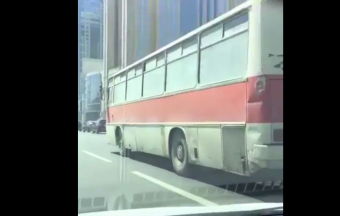 Szürreális látvány a Dubaj utcáin dübörgő magyar Ikarus