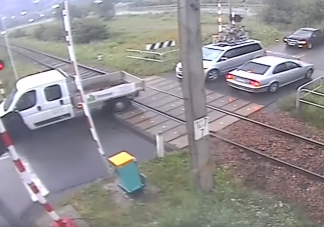 Őrület, mi ment ebben a vasúti átjáróban tavaly
