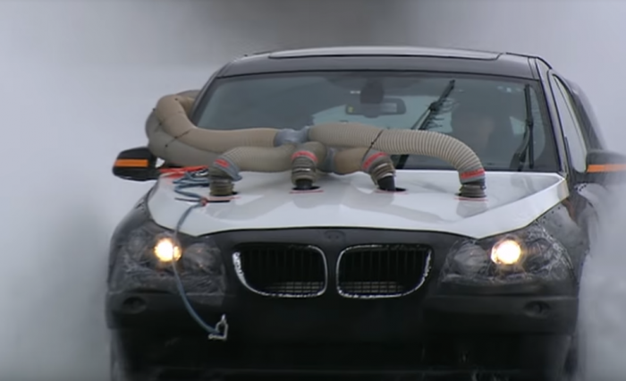 Nézd meg milyen keményen gyötrik a gyártás előtt álló BMW-ket