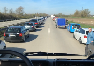 Német autósok mutatják meg, hogy kell elengedni a mentőt