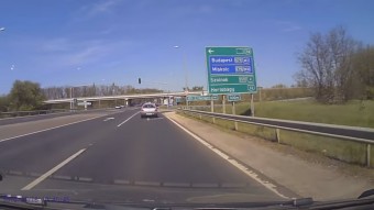 Lezárták a 4-es főutat, autó és kamion ütközött