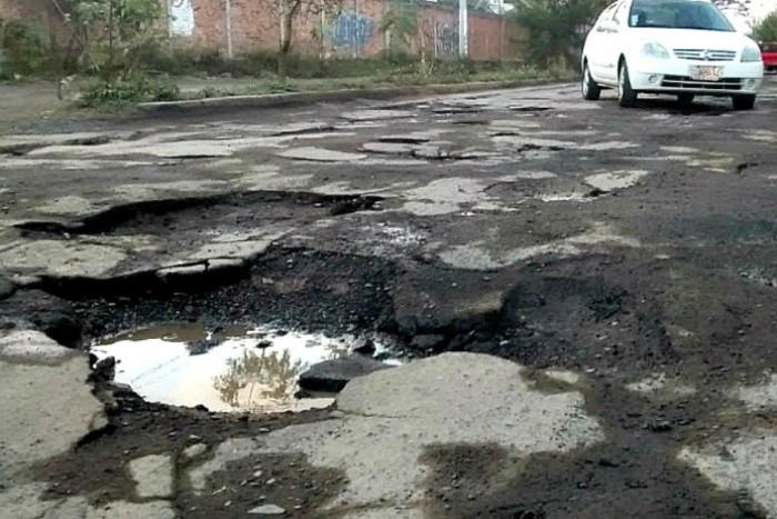 Megbüntettek egy orosz bringást, mert tönkretett egy kátyút