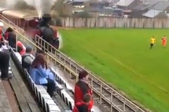 Láttad már a focipályát, ahová behajt egy vonat?