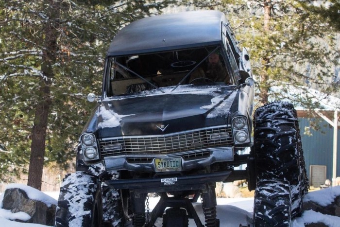 Hatkerekű szörnyeteg lett ebből a halottaskocsiból