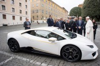 Már nem sokáig marad a pápáé ez a gyönyörű Lamborghini 26