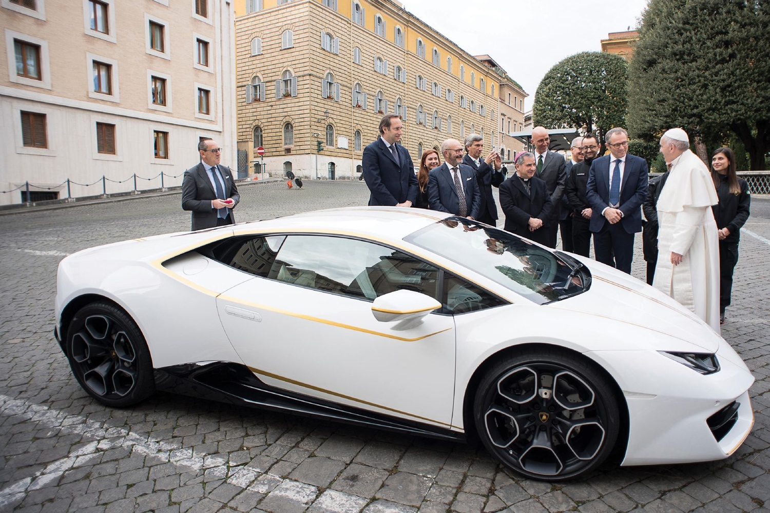 Már nem sokáig marad a pápáé ez a gyönyörű Lamborghini 13
