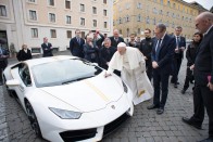 Már nem sokáig marad a pápáé ez a gyönyörű Lamborghini 27