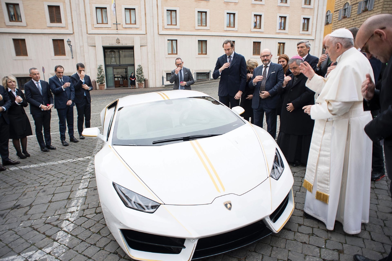 Már nem sokáig marad a pápáé ez a gyönyörű Lamborghini 15