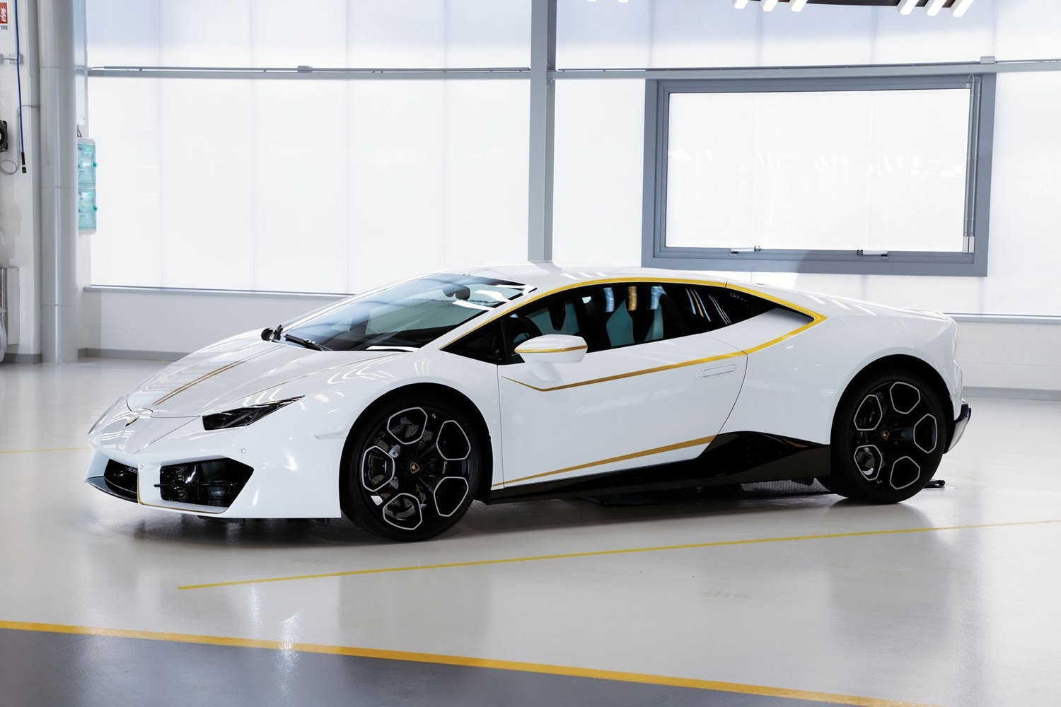 Már nem sokáig marad a pápáé ez a gyönyörű Lamborghini 7