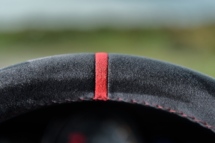 Alcantara-lázban ég az autóipar, nem lehet eleget gyártani belőle