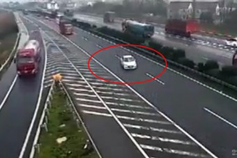 Így okoz balesetet egy barom az autópályán