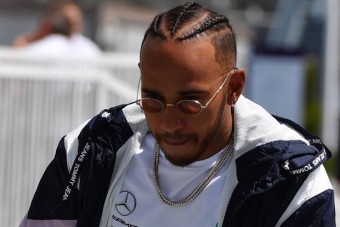 F1: Ezzel a rózsaszín hacukával sokkolt Hamilton