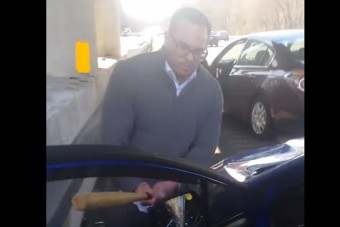 Videóra vette, ahogy baseballütővel lezúzzák frissen vásárolt Subaruját